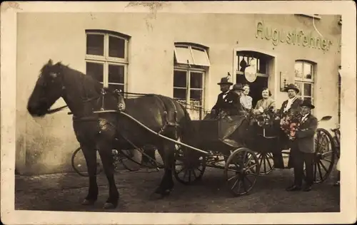 Foto Ak Augustfehn Apen in Oldenburg Ammerland, Augustfehner Hotel, Kutsche