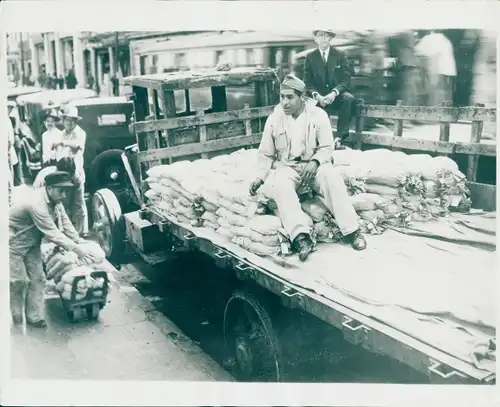 Foto City Mexiko Stadt, Geldsäcke werden auf LKW geladen, Geldtransport, 1932