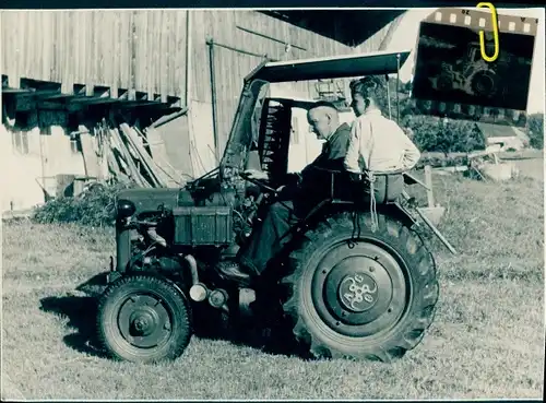 Foto Mann und Junge auf einem Traktor, Negativ