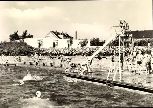 Ak Ronneburg in Thüringen, Sommerbad, Rutsche am Schwimmbecken