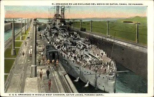 Ak US Amerikanisches Kriegsschiff, USS Arkansas, Gatun Locks, Panama Canal
