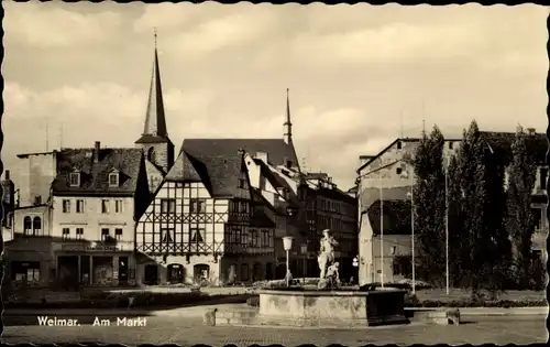 Ak Weimar in Thüringen, Am Markt, Brunnen, Statue