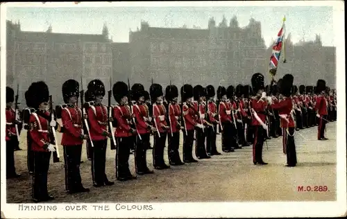 Ak Britische Soldaten, Militärparade, Fahnenübergabe