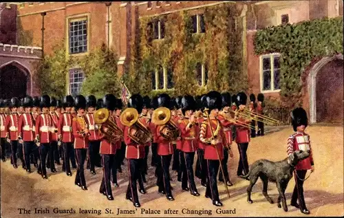 Künstler Ak Irish Guards leaving St. James' Palace after Changing Guard