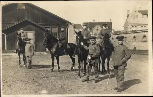 Foto Ak Deutsche Soldaten in Uniformen, Pferde