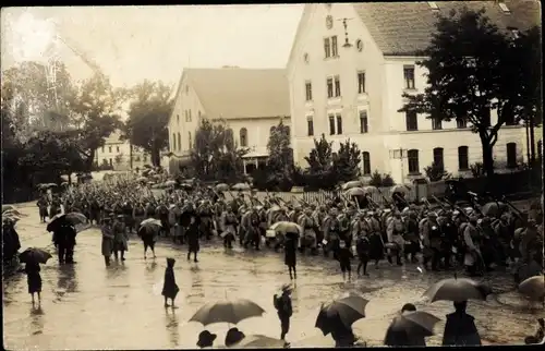 Foto Ak Deutsche Soldaten in Uniformen auf dem Marsch durch eine Ortschaft, I WK