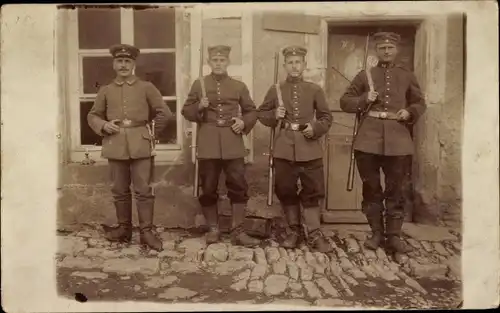 Foto Ak Deutsche Soldaten in Uniformen vor einem Haus