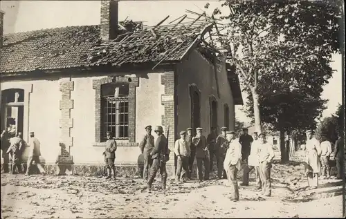 Foto Ak Deutsche Soldaten in Uniformen, Kriegszerstörungen, I WK