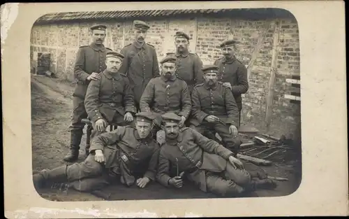 Foto Ak Deutsche Soldaten in Uniformen, Gruppenaufnahme, I WK