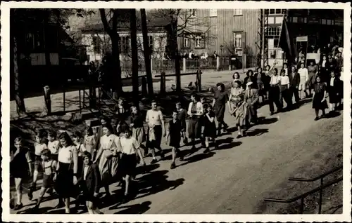 Foto Ak Friedrichsbrunn Thale im Harz, 1. Mai 1950, Demonstrationszug, Kinderheim