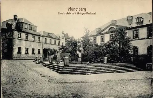 Ak Münchberg in Oberfranken Bayern, Klosterplatz mit Kriegerdenkmal