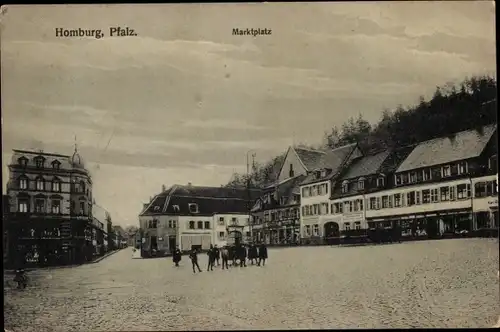 Ak Homburg im Saarpfalz Kreis, Blick auf den Marktplatz mit Geschäften
