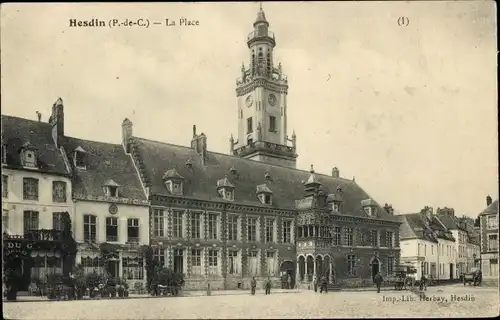 Ak Hesdin Pas de Calais, Platz und Rathaus