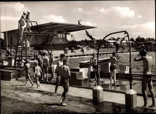 Ak Elmshorn in Holstein, Städtisches Freibad auf der Krückau-Insel, Sprungturm