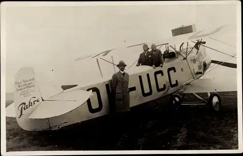 Foto Ak Zivilflugzeug OK-UCC, Piloten, Werbung Paul Kreibach, Bandagen-Spezialfabrik
