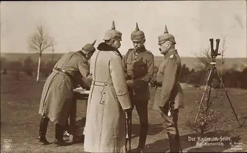 Ak Kaiser Wilhelm II. im Felde am Kartentisch, Scherenfernrohr