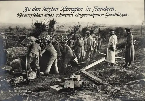 Ak Kämpfe in Flandern, Herausziehen eines eingesunkenen Geschützes, I WK