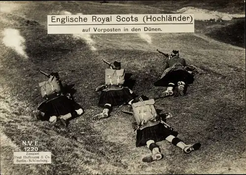 Ak Englische Royal Scots, Hochländer, britische Soldaten auf Vorposten in den Dünen, I WK