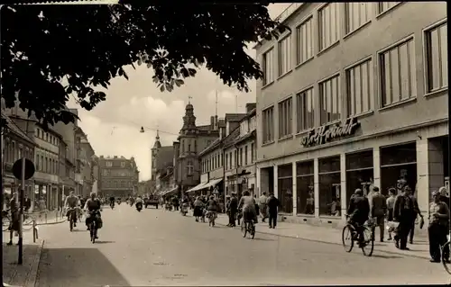 Ak Finsterwalde in der Niederlausitz, Ernst Thälmann Straße, HO Treffpunkt