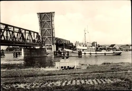 Ak Wolgast in Mecklenburg Vorpommern, Hafen, geöffnete Brücke, Schiff