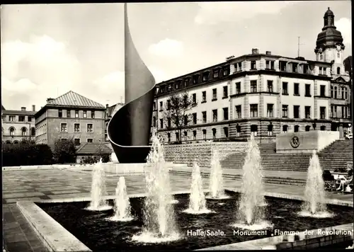 Ak Halle an der Saale, Monument Flamme der Revolution, Springbrunnen