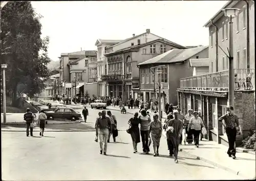 Ak Ostseebad Heringsdorf auf Usedom, Friedensstraße, Passanten