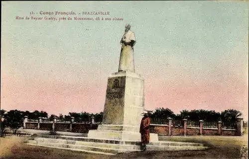 Ak Brazzaville Französisch Kongo, Mme de Bayser Gratry, pres du Monument, du a Son Ciseau