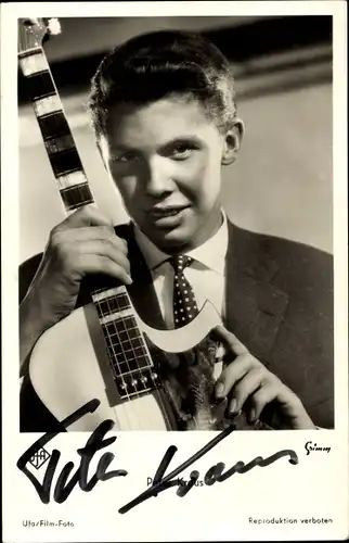 Ak Schauspieler und Sänger Peter Kraus, Portrait mit Gitarre, Autogramm
