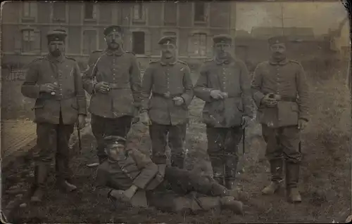 Foto Ak Deutsche Soldaten in Uniformen, Gruppenaufnahme, I WK