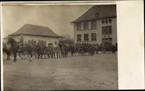 Foto Ak Deutsche Soldaten in Uniformen, Fuhrwerke, I WK