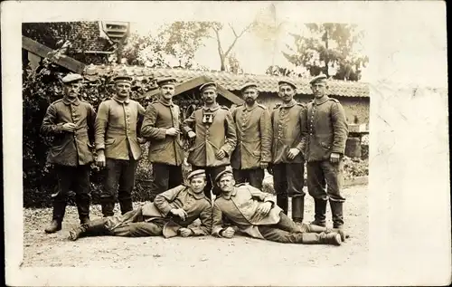 Foto Ak Deutsche Soldaten in Uniformen, Fernglas, I WK