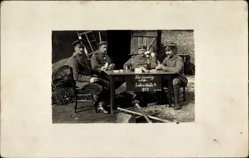 Foto Ak Deutsche Soldaten in Uniformen, Kartenspiel, I WK