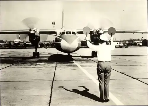 Ak Deutsches Passagierflugzeug, Antonow An-24, Turboprop, Interflug, Fluglotse