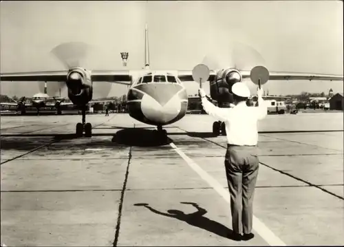 Ak Deutsches Passagierflugzeug, Antonow An-24, Turboprop, Interflug, Fluglotse