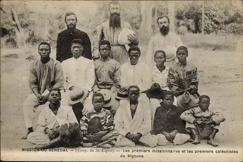 Ak Bignona Senegal, Missionare mit den ersten einheimischen Gläubigen