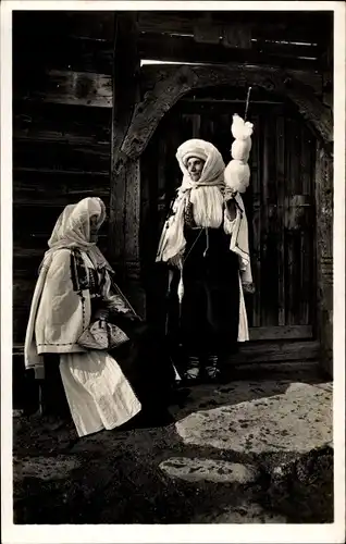 Ak Rumänien, Bäuerinnen aus den Karpaten mit Spindel