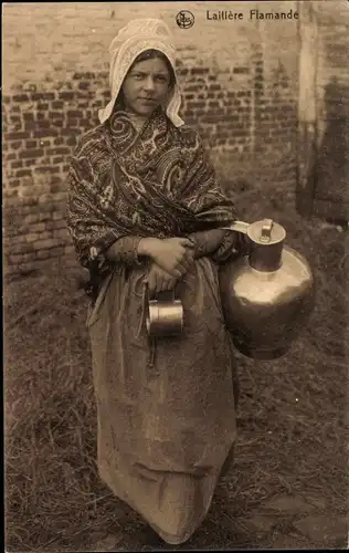 Ak Milchmädchen in belgischer Volkstracht, Milchkanne