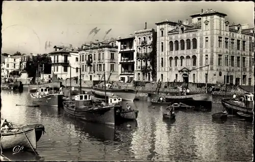 Postkarte Saint Jean de Luz Pyrénées Atlantiques, Haus der Infantin, Hafen