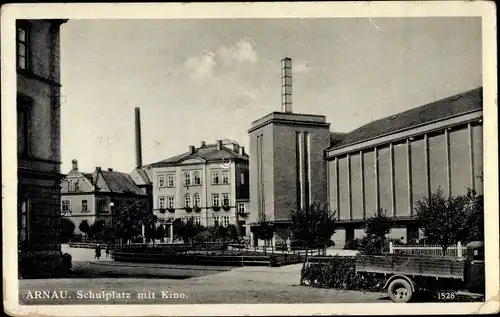 Ak Hostinné Arnau Region Königgrätz, Schulplatz mit Kino, LKW