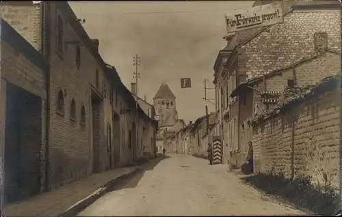 Foto Lavannes Marne, Straßenpartie, Deutscher Soldat hält Wache, 1916