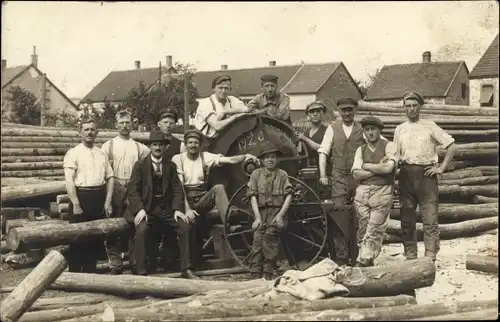 Foto Ak Gruppenportrait, gefällte Bäume