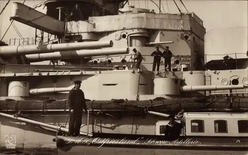 Ak Deutsches Kriegsschiff, SMS Ostfriesland, Linienschiff, schwere Artillerie, Seeleute