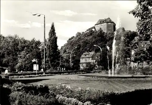 Foto Ak Greiz im Vogtland, Schloss, Springbrunnen