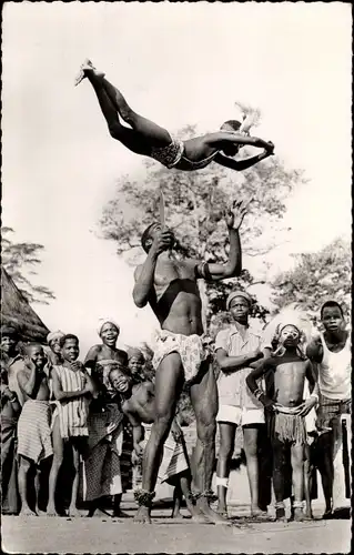 Ak Afrique, Junge akrobatische Tänzer