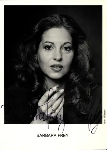 Ak Schauspielerin Barbara Frey, Portrait mit Zigarette, Autogramm