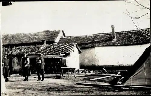 Foto Ak Deutsche Soldaten in Uniformen, Gebäude