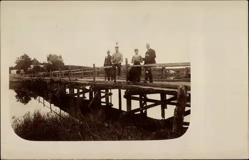 Foto Ak Deutsche Soldaten in Uniformen, Frau und Mann, Brücke