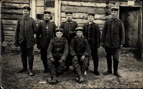 Foto Ak Deutsche Soldaten in Uniformen vor einem Holzgebäude, I WK