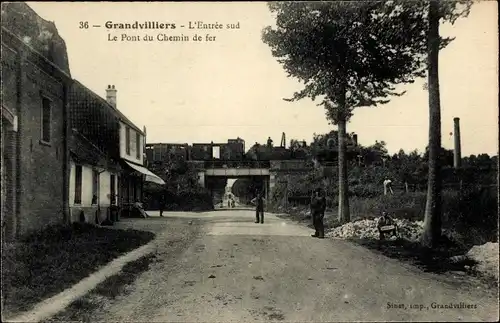 Ak Grandvilliers Oise, Gesamtansicht des Südeingangs, Eisenbahnbrücke