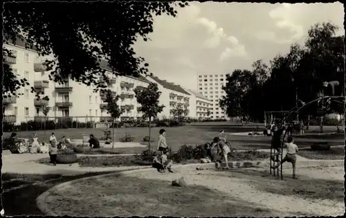 Ak Ludwigsfelde im Kreis Teltow Fläming, Neubauten an der Potsdamer Straße, Spielplatz